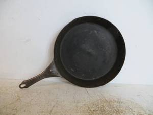 VINTAGE Cast Iron Pan 22