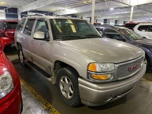 lot 11 image: 2006 GMC Yukon Denali AWD