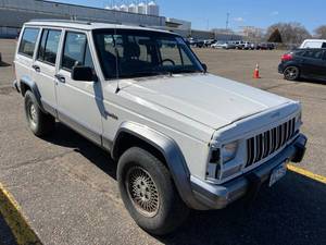 lot 27 image: 1996 Jeep Cherokee 4x4