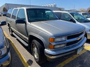lot 31 image: 1999 Chevrolet Suburban LT 4x4