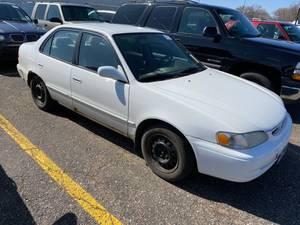 lot 32 image: 1998 Toyota Corolla LE