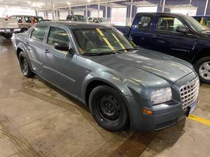lot 40 image: 2005 Chrysler 300