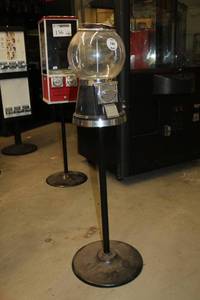 lot 157 image: Bulk Candy Globe Dispenser Stand $.50
