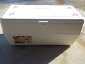 lot 7 image: 150 qt Rubbermaid Cooler- needs plu...