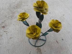 lot 15 image: Metal Flowers on Metal Stand 16 Hi...