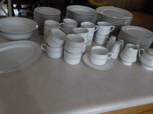 lot 19 image: Tienshan Fine China Classic Gold- s...