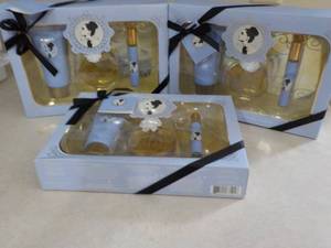 lot 24 image: Set of 3 Ariana Grande Fragrance Gi...