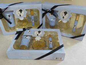 lot 26 image: Set of 3 Ariana Grande Fragrance Gi...