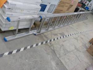 lot 70 image: 28ft Extension Ladder...