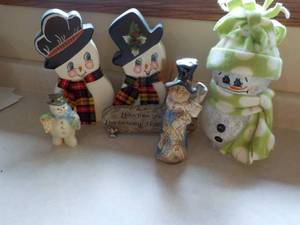 lot 115 image: Snowman Dcor includes Lenox...
