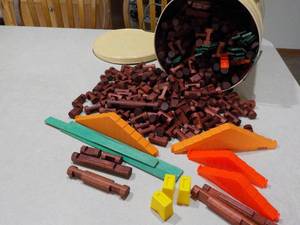 lot 121 image: Tin Full of Lincoln Logs and Access...