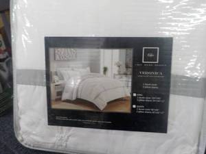 lot 213 image: Veronica King Size Duvet Cover and ...