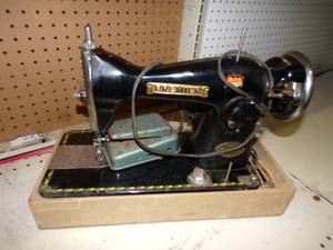 lot 44 image: Primere Vintage Sewing Machine