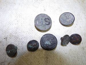 lot 16 image: Vintage Military Buttons