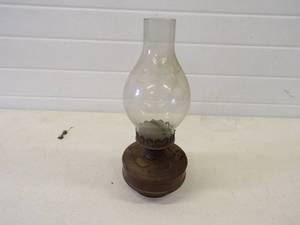 lot 54 image: Vintage Kerosene Lamp