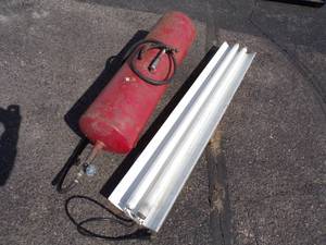 lot 60 image: Portable Air tank and florescent shop light