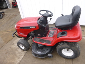 lot 5 image: Craftsman DLT3000 Riding Lawn Mower