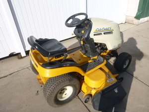 lot 3 image: Cub Cadet LT1024 Riding Lawn Mower