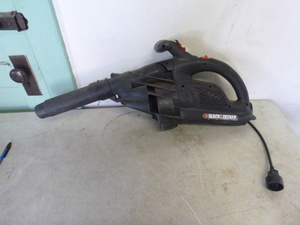 lot 18 image: Black & Decker Blower