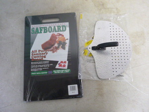 lot 194 image: Cutting Board and Food Drainer