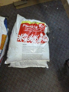 lot 201 image: 2 Bags of Garden Rich Potting Soil