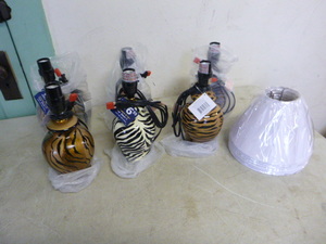 lot 204 image: 6 Table Lamps with Shades