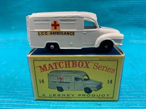 lot 10 image: Vintage Lesney Matchbox w Box #14 Lomas Ambulance