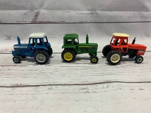 lot 77 image: Lot of 3 Vintage Ertl Tractors