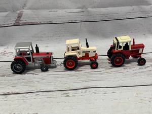 lot 78 image: Lot of 3 Vintage Ertl Tractors