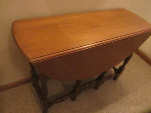 lot 361 image: Drop-Leaf Gate-Leg Table