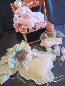 lot 373 image: Childs Stool, Dolls