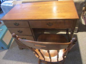 lot 370 image: Maple Desk & Chair