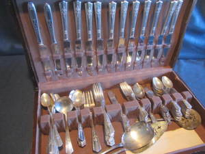 lot 410 image: Harmony House Tableware