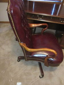 lot 363 image: Executive Desk & Chair