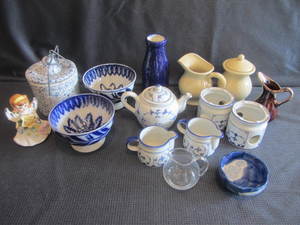lot 482 image: Blue Dishes