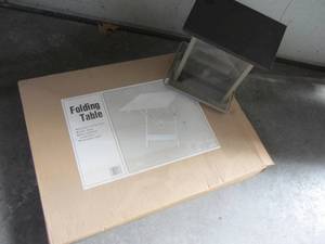 lot 512 image: New Folding Table, Bird Feeder