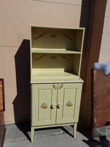 lot 3 image: Kitchen Pantry Cupboard 25x15x60