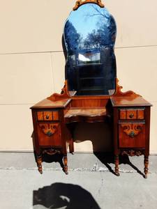 lot 4 image: Bedroom Furniture Dressing Table, Dresser With Mirror