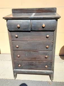 lot 14 image: 6-Drawer Chest On Casters 32x19x50