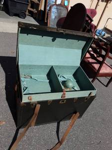 lot 15 image: Vintage Trunk With Inserts 34x20x23