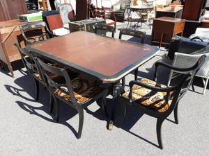 lot 18 image: Dining Set