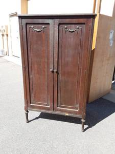 lot 20 image: Vintage Victorian 2-Door Wardrobe 31x21x55 (Matches Lot # 19.)