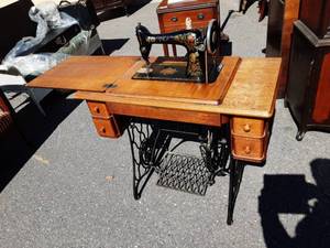 lot 23 image: Singer Treadle Sewing Machine