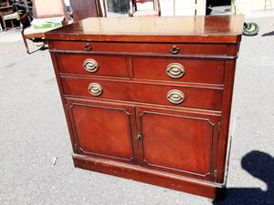 lot 35 image: Side BoardBuffet By Drexel (New Travis Court) 18x36x34
