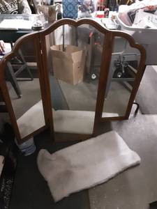 lot 38 image: Vintage 3 Section Folding Mirror
