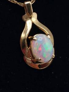 lot 27 image: Beautiful Opal Estate Necklace in 14k Yellow Gold