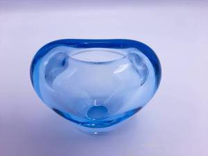 lot 63 image: Periwinkle Blue Houim Art Glass Cabinet Vase