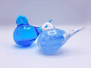 lot 58 image: Art Glass Blue and Light Blue Birds