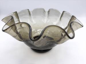 lot 54 image: 4 12 Smoky Glass Bullicante Ruffled Art Glass Bowl