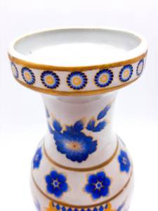 lot 47 image: 11 12 Porcelian Floral Motif Vase